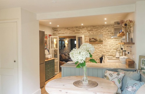Minchinhampton Hütte | THE SNUG NO 35 WEST END, pet friendly in Minchinhampton