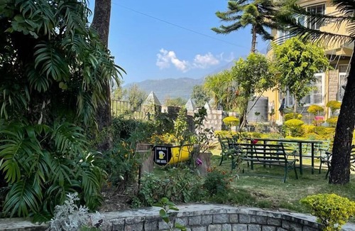 Sidhpur Hütte | Die Sojourn - Gulmohar 3-Schlafzimmer-Villa für 10 Personen ~ Bergblick ~ Gardens