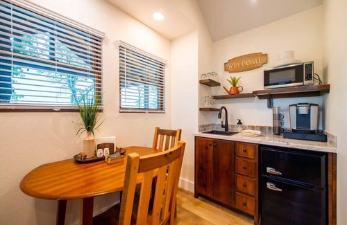 Elm Mott Wohnmobilvermietung | The Sparrow Treehouse 15 MIN to Magnolia & Baylor