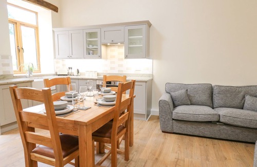 Tirabad Hütte | Die Ställe, familienfreundlich, mit Whirlpool in Knighton, Ref 985494