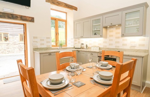 Tirabad Hütte | Die Ställe, familienfreundlich, mit Whirlpool in Knighton, Ref 985494