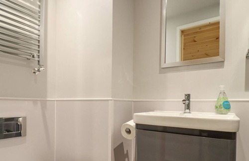 Newmarket Hütte | THE STAR AT LIDGATE - CABIN 2, pet friendly in Cheveley