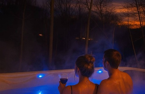 Rockbridge Haus | Lakeside Modern Tiny Cabin w/ Hot Tub, Kayaks, Fishing & Arcade - Hocking Hills!