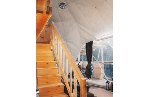 Buckfield Kabine | The Streamside Geodome