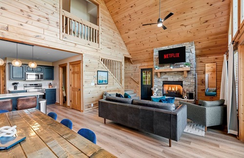 Wolf Laurel Kabine | Indoor Slides ~ Mountain Views ~Game Room ~Hot Tub