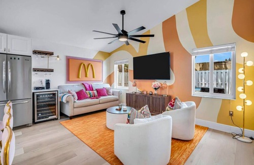 Sunrise Haus | The Sundae House/Hot Tub/Steps from Sawgrass Mall