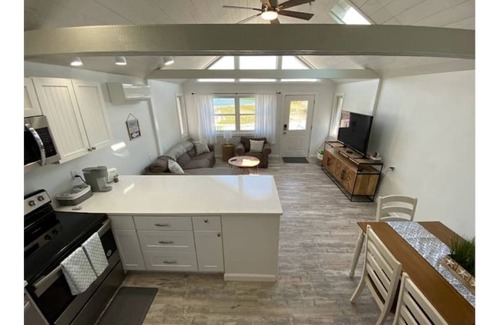 Hull Haus | The Sunset Bay Retreat - Cozy Beach Bungalow