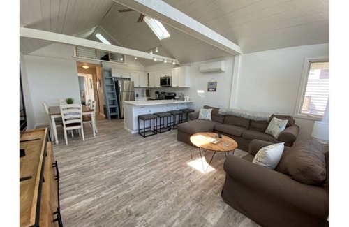 Hull Haus | The Sunset Bay Retreat - Cozy Beach Bungalow