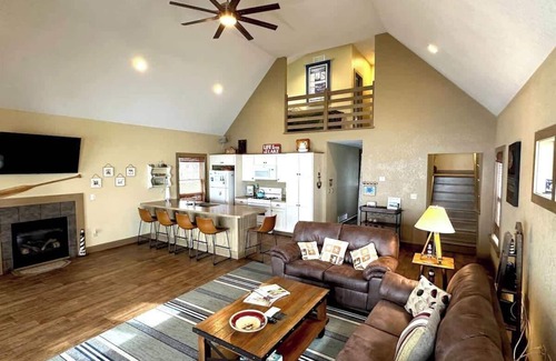 Geneva-on-the-Lake Haus | The Sunset Cottage - Lakefront with Private Beach