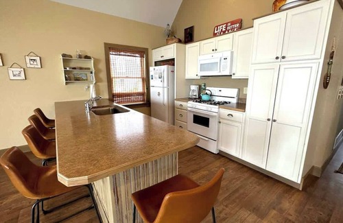 Geneva-on-the-Lake Haus | The Sunset Cottage - Lakefront with Private Beach