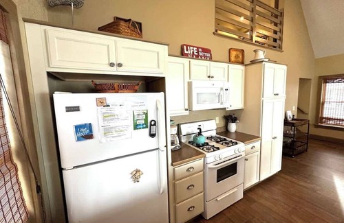 Geneva-on-the-Lake Haus | The Sunset Cottage - Lakefront with Private Beach