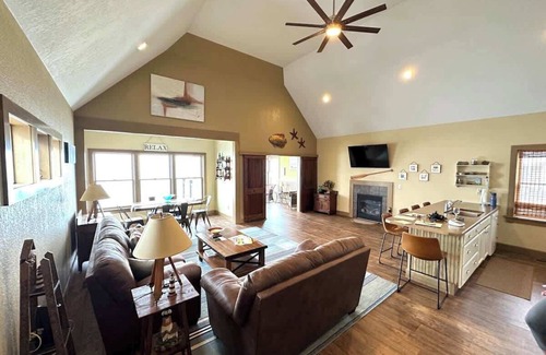 Geneva-on-the-Lake Haus | The Sunset Cottage - Lakefront with Private Beach