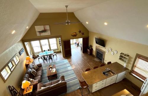 Geneva-on-the-Lake Haus | The Sunset Cottage - Lakefront with Private Beach