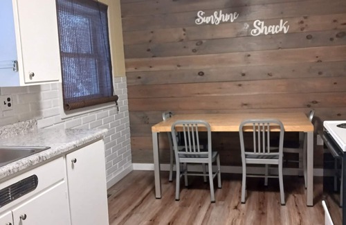 Newberry Haus | Die Sunshine Shack von Newberry Michigan ist bequem gelegen und bietet Platz für bis zu 8 Personen