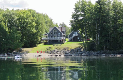 Belfast Skihütte | The Swan Lake House-Lakefront home with private beach