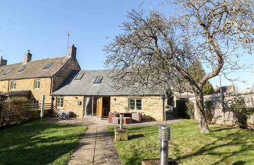 Kingham Haus | THE TAP ROOM, pet friendly, with a garden in Kingham