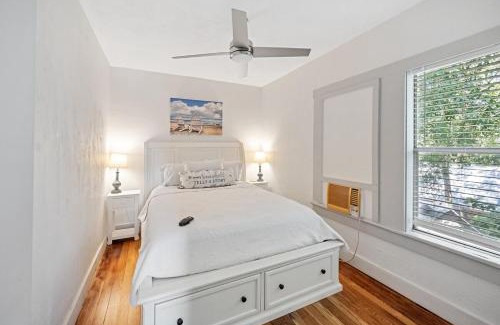 Tarpon Springs Wohnung | The Tarpon Flat Bright 1BR Downtown Retreat