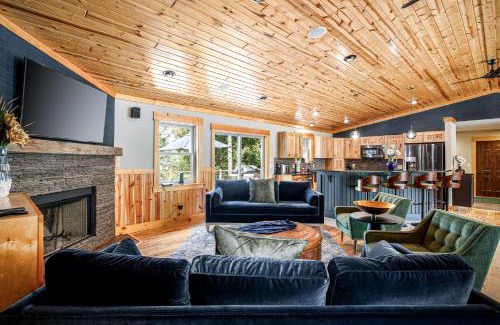 Interlochen Haus | The Timber Shore @ Interlochen Private Lakefront Hot Tub Game Room 12 Forested Acres