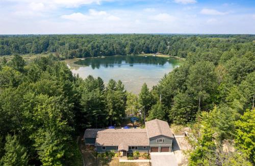 Interlochen Haus | The Timber Shore @ Interlochen Private Lakefront Hot Tub Game Room 12 Forested Acres