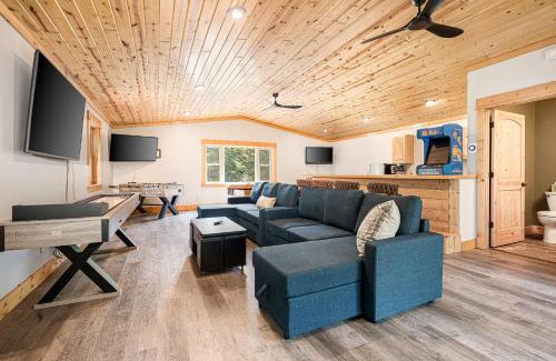 Interlochen Haus | The Timber Shore @ Interlochen Private Lakefront Hot Tub Game Room 12 Forested Acres