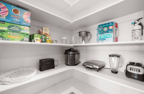 Ephraim Wohnung | The True Badger Honey House