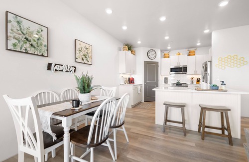 Ephraim Wohnung | The True Badger Honey House