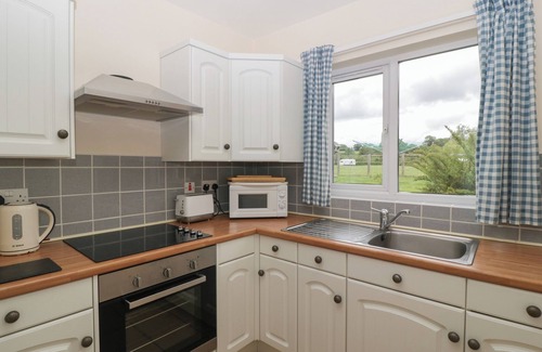 Moreton Hütte | SWALLOWS NEST, pet friendly, with a garden in Welland