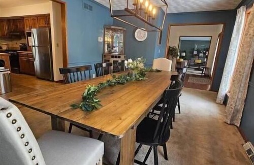 Fowler Haus | The Urban Lake House: Near Avalon Grand Resort