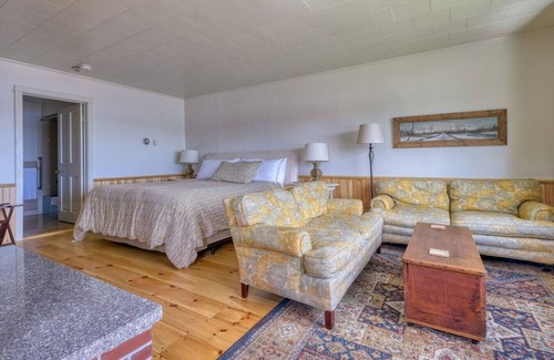 Stonington Hotel | The Victory Chimes - Inn on the Harbor