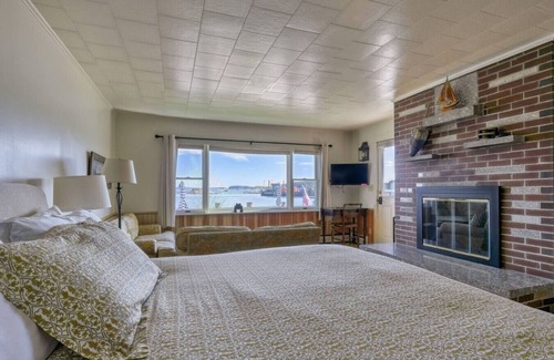 Stonington Hotel | The Victory Chimes - Inn on the Harbor