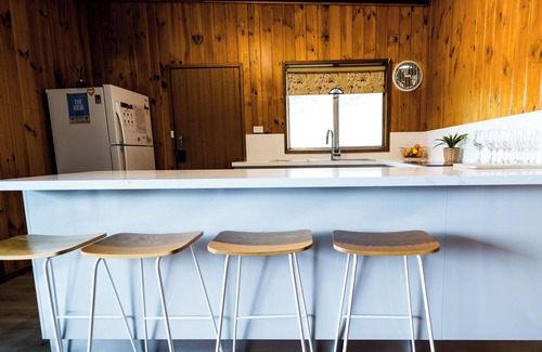 Metung Haus | The View, Metung. Cosy, Comfy, Pet friendly & breathtaking views of Bancroft Bay