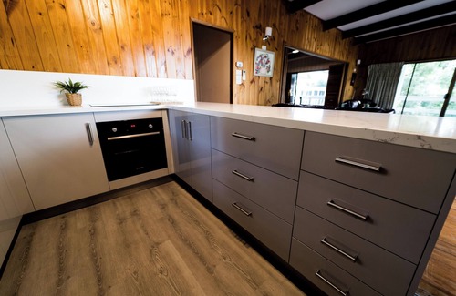 Metung Haus | The View, Metung. Cosy, Comfy, Pet friendly & breathtaking views of Bancroft Bay