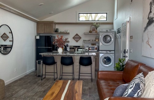 Grove Kabine | 'The View on Grand' Epic Lake Views Modern Luxury