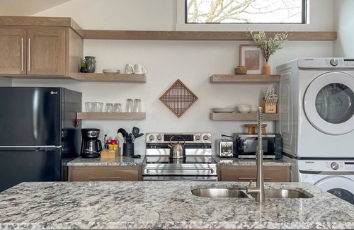 Grove Kabine | 'The View on Grand' Epic Lake Views Modern Luxury