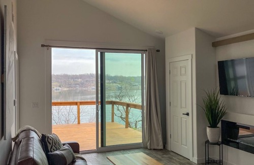 Grove Kabine | 'The View on Grand' Epic Lake Views Modern Luxury