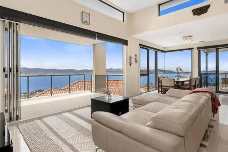 Sandy Bay Haus | The View Sandy Bay 5 bedroom