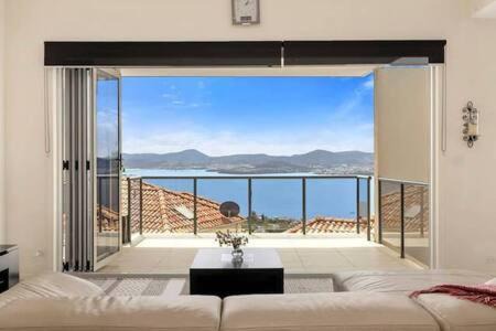Sandy Bay Haus | The View Sandy Bay 5 bedroom