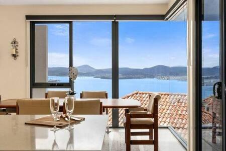 Sandy Bay Haus | The View Sandy Bay 5 bedroom