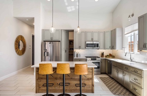 Hurricane Haus | The Wanderer: Pool, Hot Tub, Splash Pad, Dog Friendly