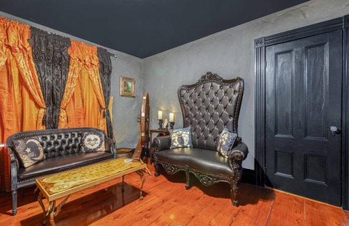 Salem Eigentumswohnung | The Warlock House: Spellbound Stay - Sleep Where the Magic and Spells Happens!