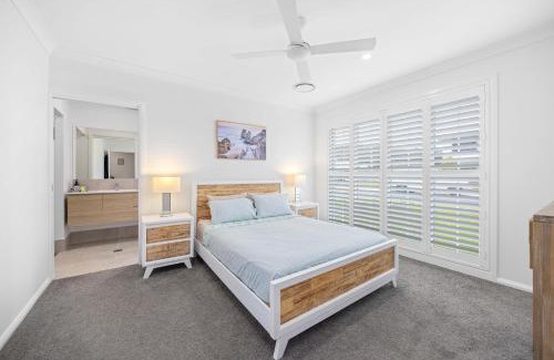 Dunbogan Haus | The Waybre - walk to the beach, ducted aircon