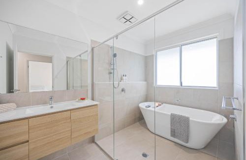 Dunbogan Haus | The Waybre - walk to the beach, ducted aircon