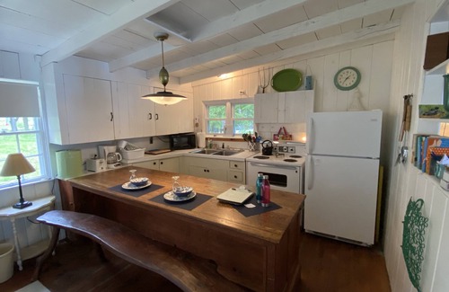 West Poland Hütte | Das Wee White Cottage auf dem Tripp Lake in Polen, Maine.