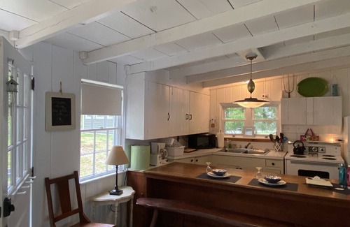 West Poland Hütte | Das Wee White Cottage auf dem Tripp Lake in Polen, Maine.