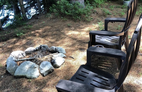West Poland Hütte | Das Wee White Cottage auf dem Tripp Lake in Polen, Maine.