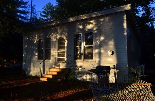 West Poland Hütte | Das Wee White Cottage auf dem Tripp Lake in Polen, Maine.