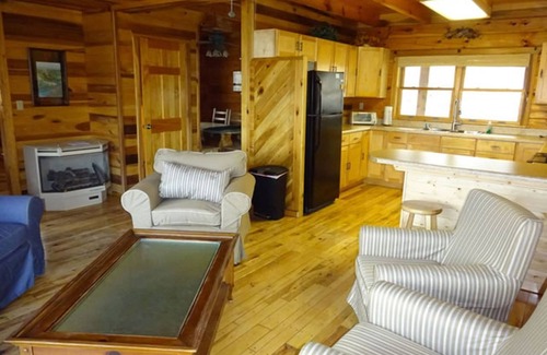 True Kabine | The West Virginian 3 storey log cabin in 10 acre wooded area adjacent to Pipestem State Park and Resort.