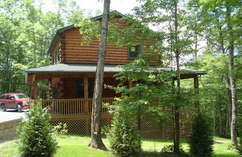 True Kabine | The West Virginian 3 storey log cabin in 10 acre wooded area adjacent to Pipestem State Park and Resort.