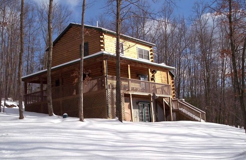 True Kabine | The West Virginian 3 storey log cabin in 10 acre wooded area adjacent to Pipestem State Park and Resort.