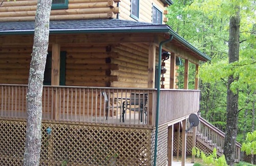 True Kabine | The West Virginian 3 storey log cabin in 10 acre wooded area adjacent to Pipestem State Park and Resort.